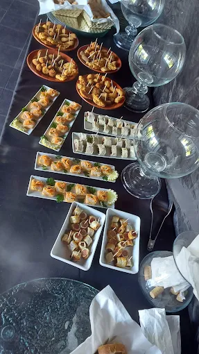 Mesa de canapés servida para um evento