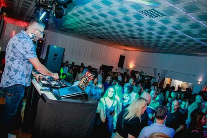 DJ a animar a pista de dança durante um evento na Quinta da Vitória
