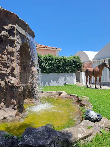 Fonte de pedra com cascata nos jardins da Quinta da Vitória