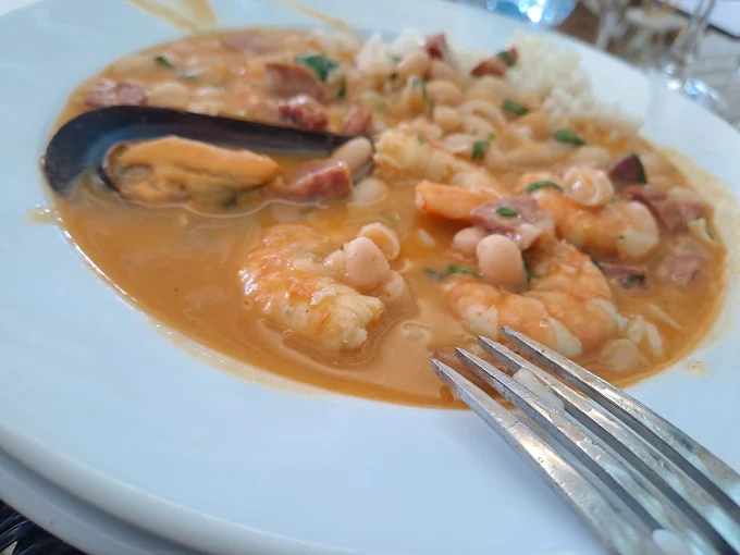 Prato de marisco com feijão branco, camarão e mexilhão