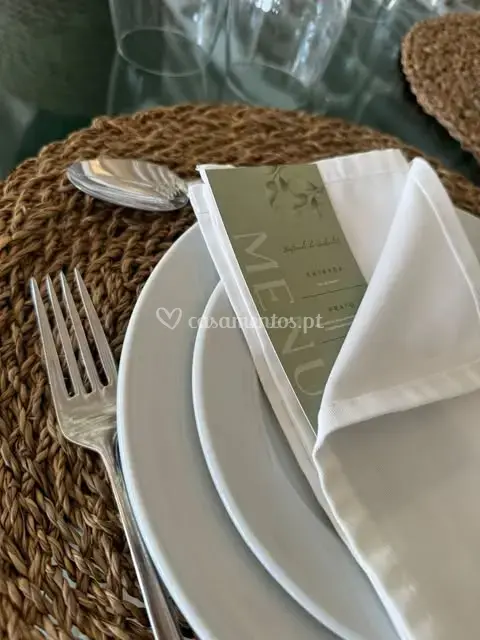 Mesa posta para casamento, com toalha escura e loiça branca